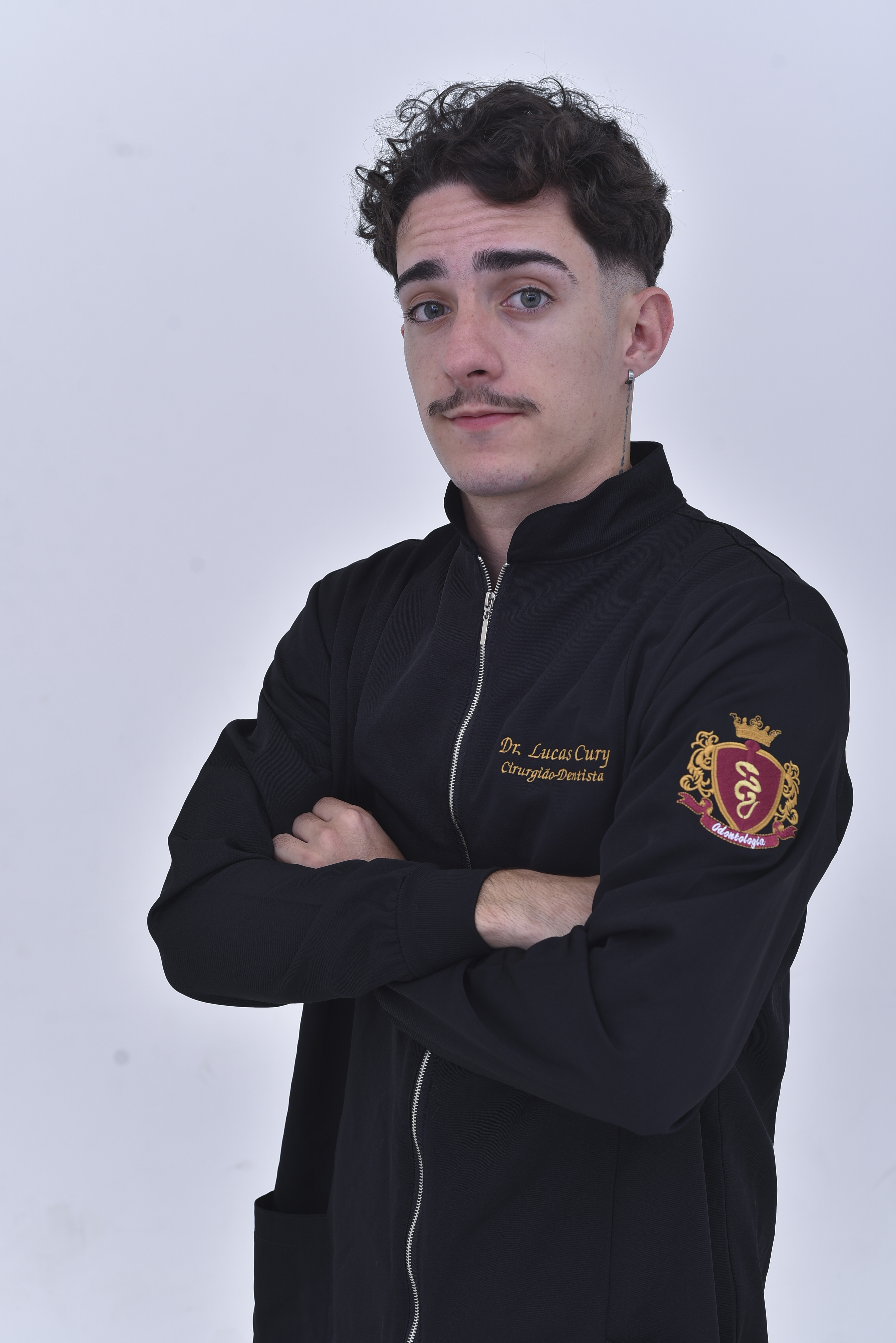 Dr. Lucas Cury de jaleco preto.