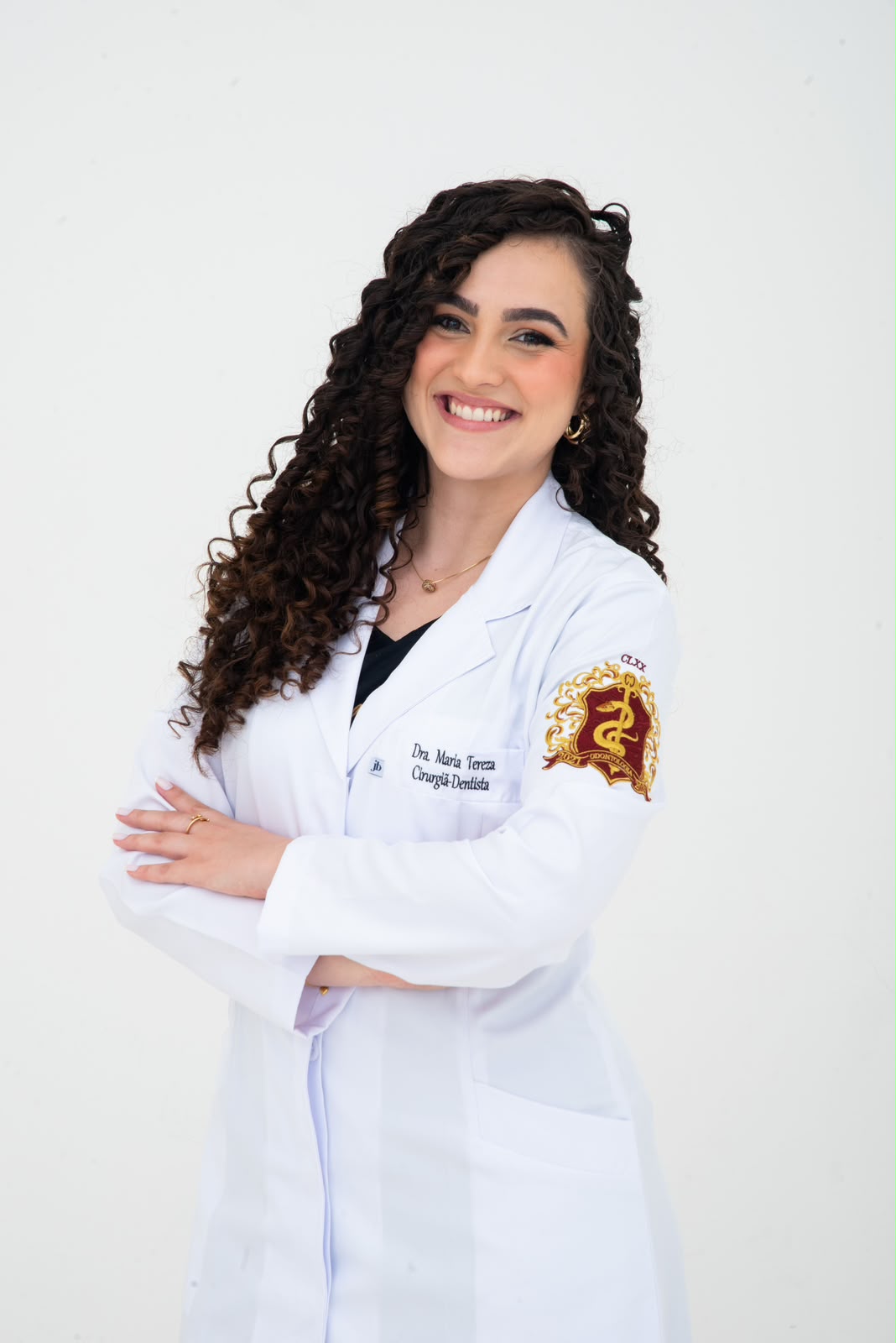 Dra. Maria Tereza de jaleco branco.